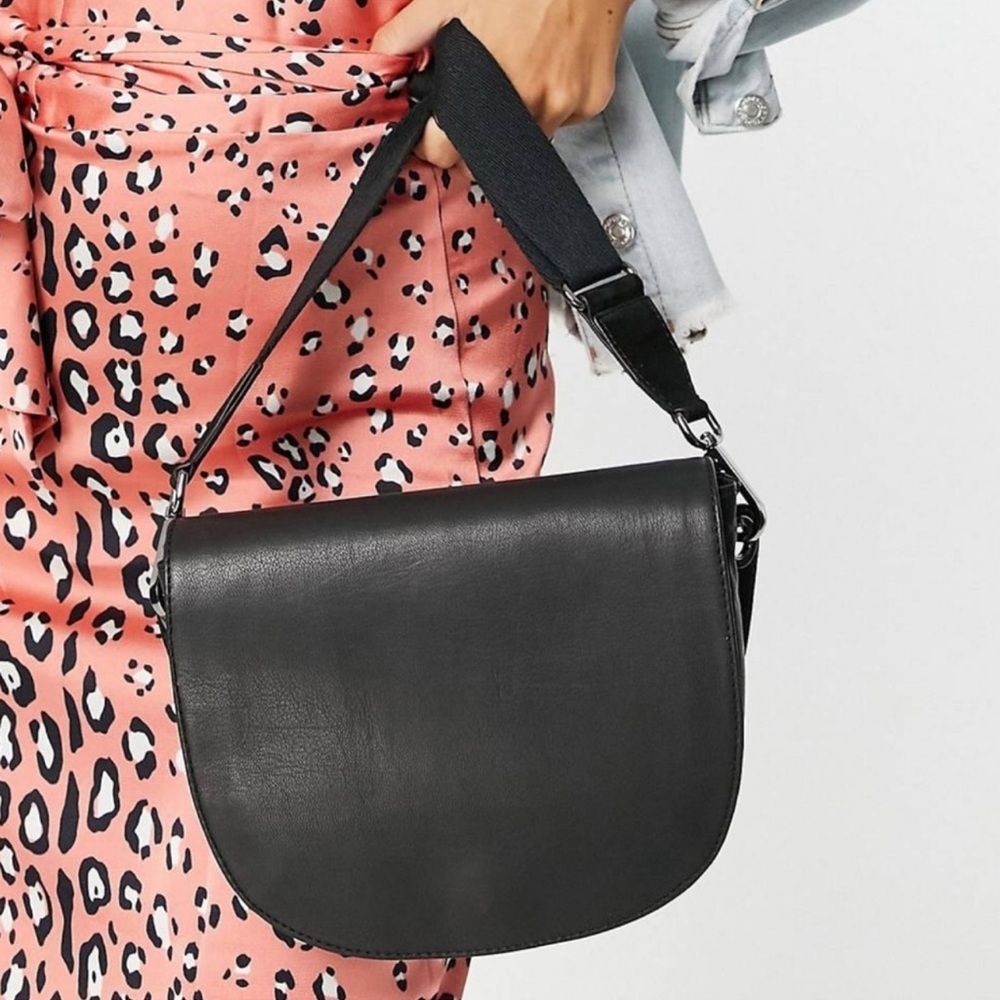 Urbancode black leather crossbody or shoulder bag - Picture 2 of 9